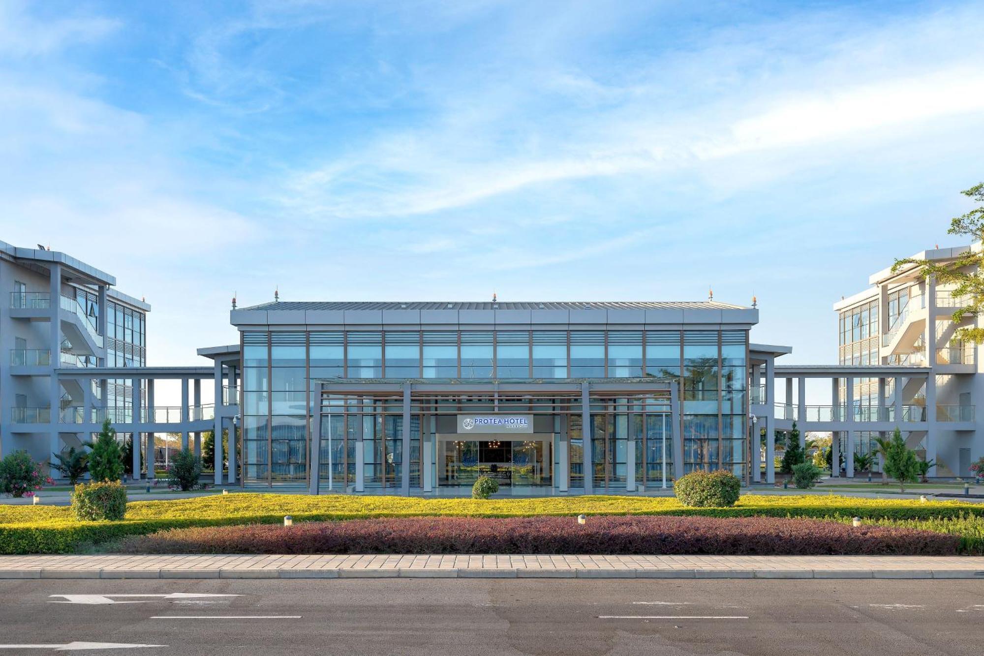 Protea Hotel By Marriott Lusaka International Airport Exteriör bild