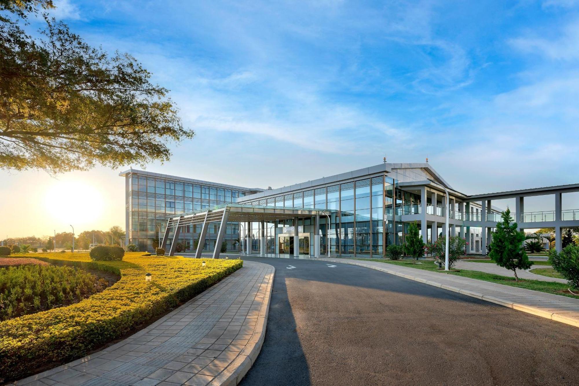 Protea Hotel By Marriott Lusaka International Airport Exteriör bild